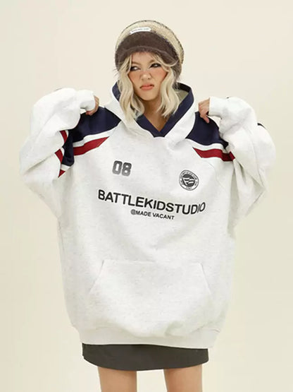 Sudadera con capucha y mangas raglán con estampado de letras y bloques de color retro