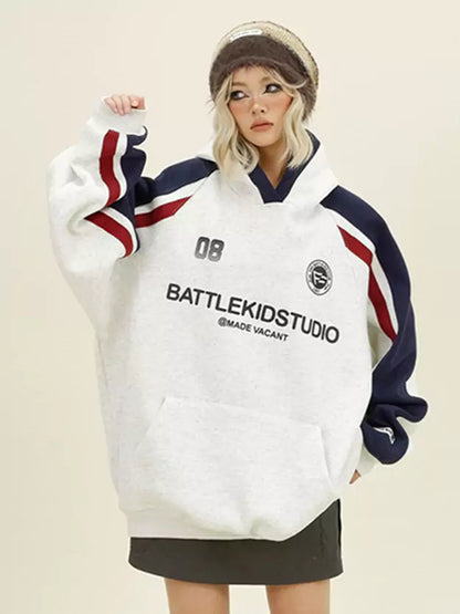 Sudadera con capucha y mangas raglán con estampado de letras y bloques de color retro