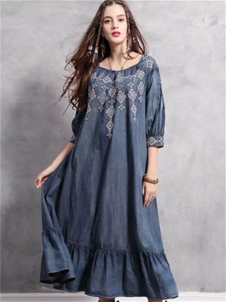 Auffälliges Jeans-Maxikleid mit Rüschen, Retro-Stickerei und halblangen Ärmeln