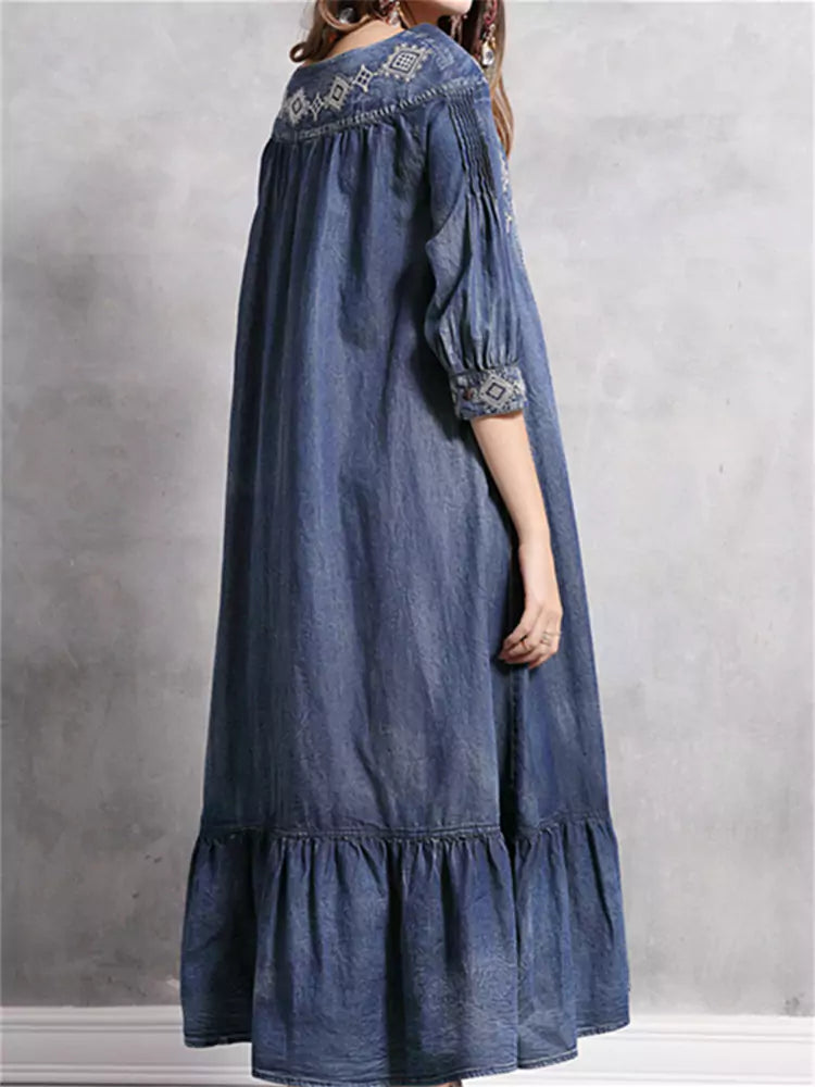 Auffälliges Jeans-Maxikleid mit Rüschen, Retro-Stickerei und halblangen Ärmeln