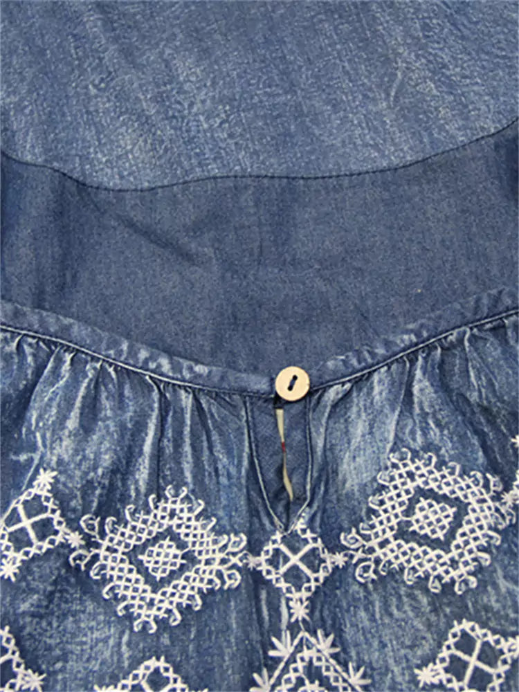 Auffälliges Jeans-Maxikleid mit Rüschen, Retro-Stickerei und halblangen Ärmeln