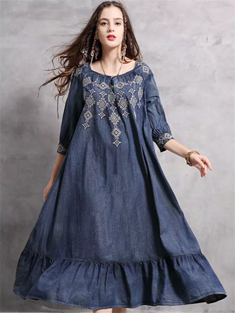 Auffälliges Jeans-Maxikleid mit Rüschen, Retro-Stickerei und halblangen Ärmeln