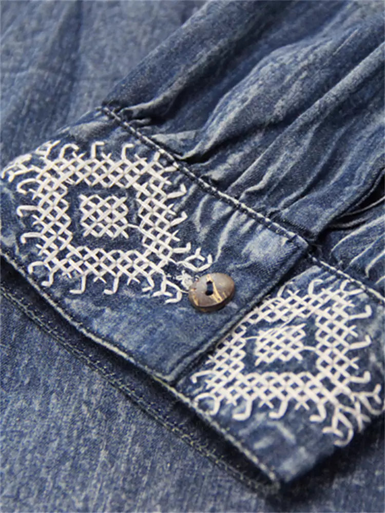Auffälliges Jeans-Maxikleid mit Rüschen, Retro-Stickerei und halblangen Ärmeln