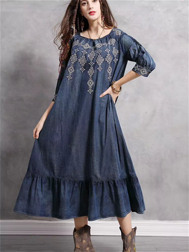 Auffälliges Jeans-Maxikleid mit Rüschen, Retro-Stickerei und halblangen Ärmeln