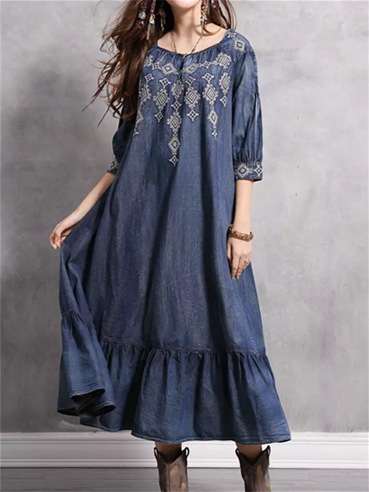 Auffälliges Jeans-Maxikleid mit Rüschen, Retro-Stickerei und halblangen Ärmeln