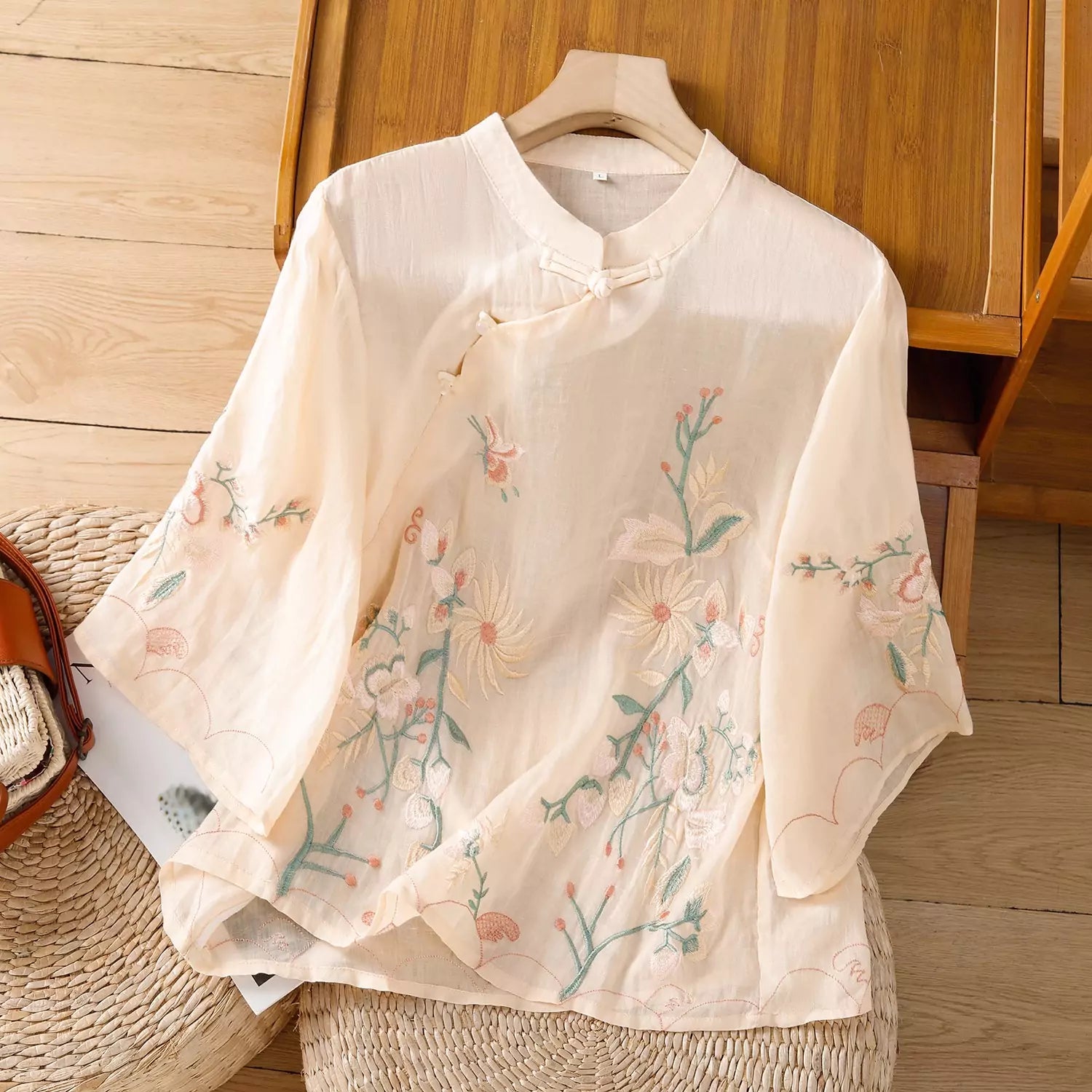 Vintage-Leinenbluse mit Stehkragen, asymmetrischer Knopfleiste und Stickerei für Damen