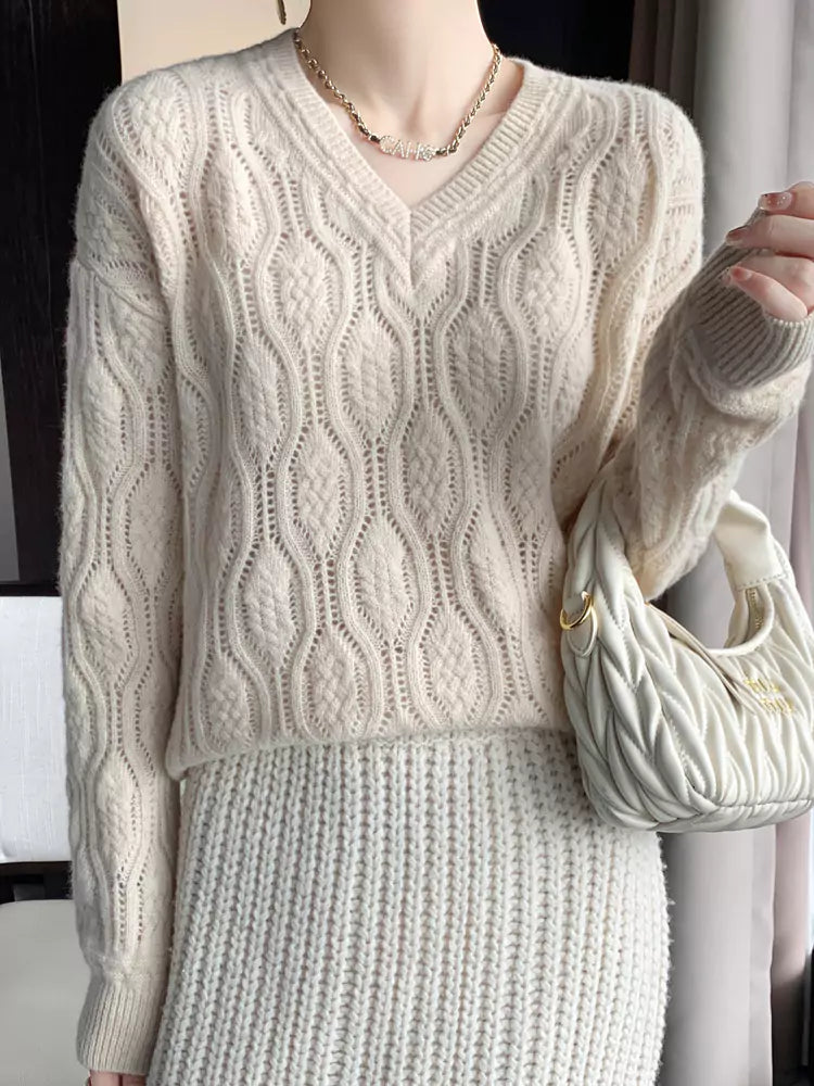 Suéter de lana beige con cuello en V y cable hueco para mujer, estilo informal holgado.