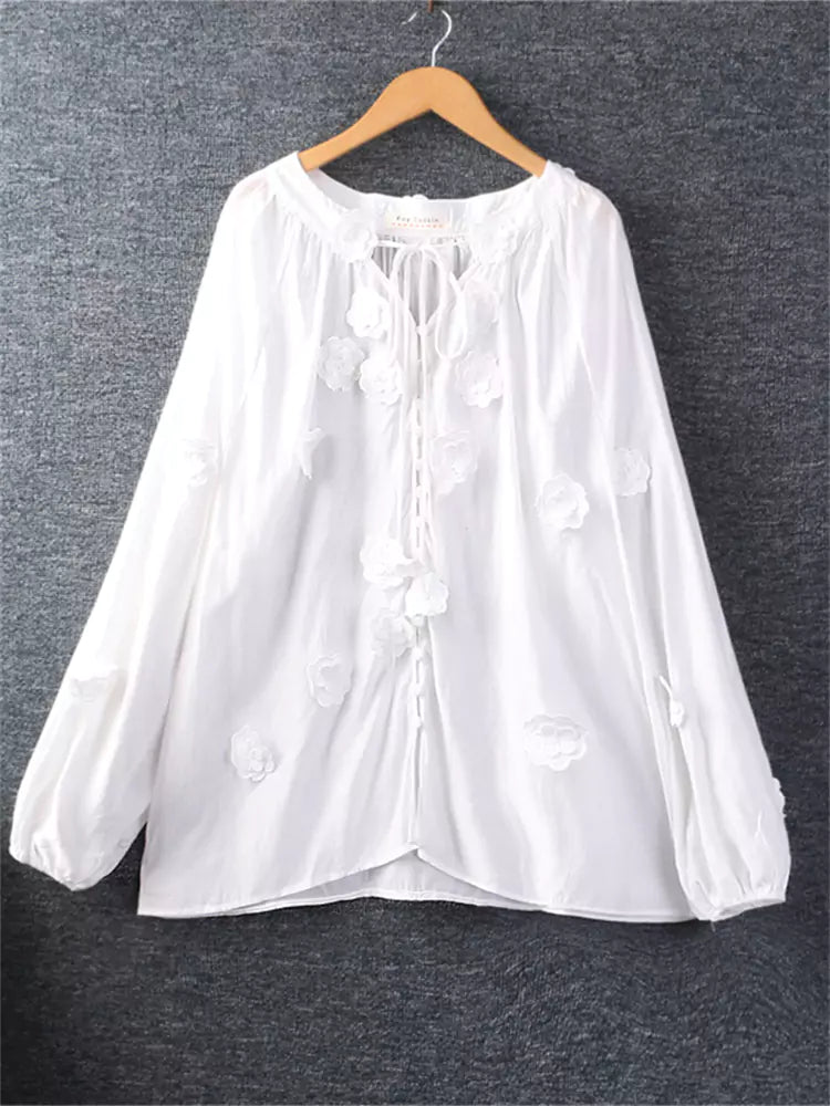 Blusa de lino y algodón bordada con cuello anudado y apliques para mujer
