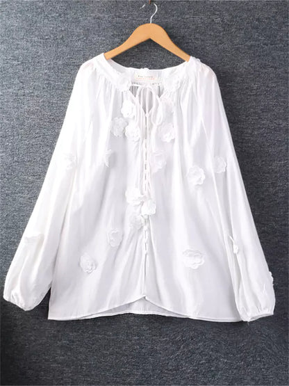 Süße, frische Damenbluse aus Baumwoll-Leinen-Mischgewebe mit Bindekragen und Applikationen