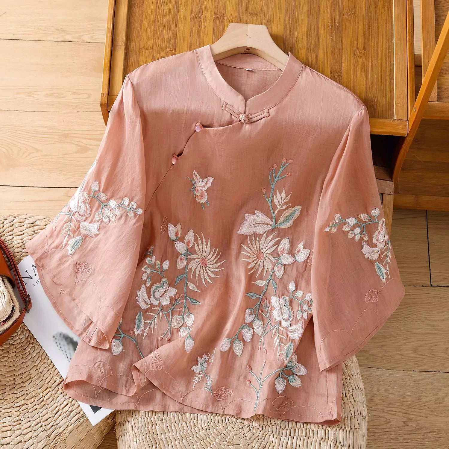 Vintage-Leinenbluse mit Stehkragen, asymmetrischer Knopfleiste und Stickerei für Damen