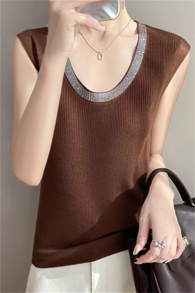 Elegantes, kaffeefarbenes, mit Strasssteinen verziertes Strick-Tanktop mit tiefem Rundhalsausschnitt für Damen