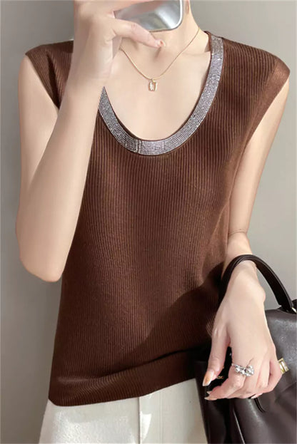 Elegantes, kaffeefarbenes, mit Strasssteinen verziertes Strick-Tanktop mit tiefem Rundhalsausschnitt für Damen