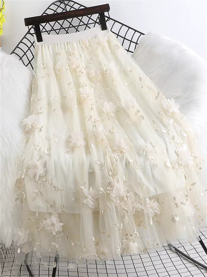 Bezaubernder, hochtaillierter Midirock aus rosa Mesh mit 3D-Blumenmuster.