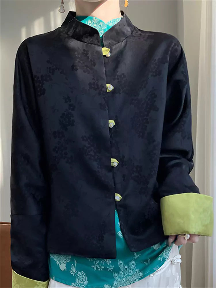 Elegante weiße Satinbluse mit orientalischem Jacquardmuster und Stickerei.