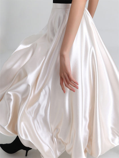 Champagnerfarbener, plissierter Midirock aus Satin