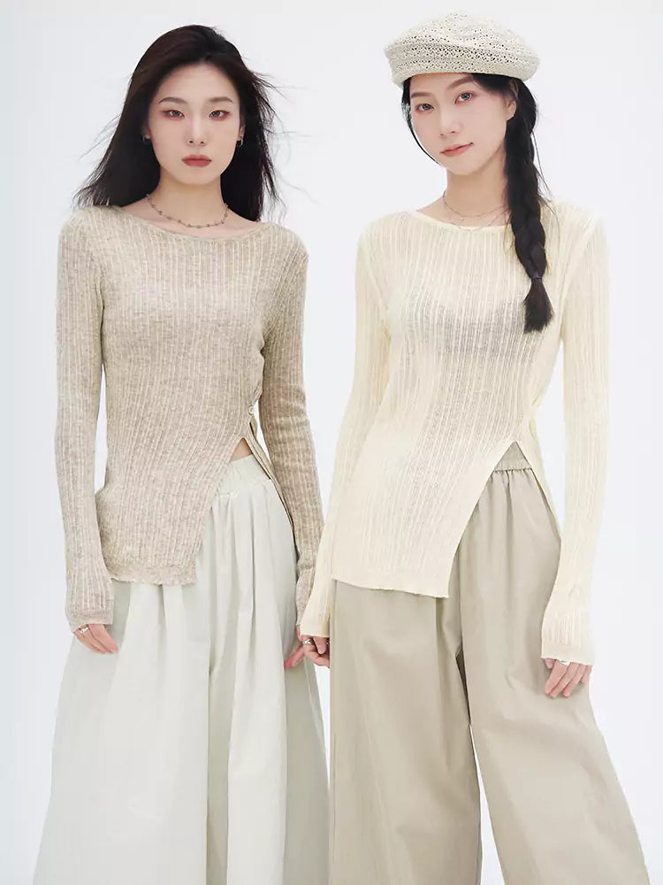 Weicher Strickpullover mit Seitenschlitz und diagonaler Knopfleiste