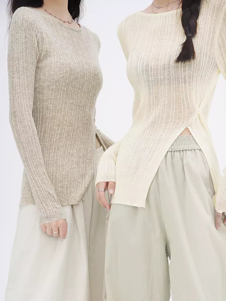 Weicher Strickpullover mit Seitenschlitz und diagonaler Knopfleiste