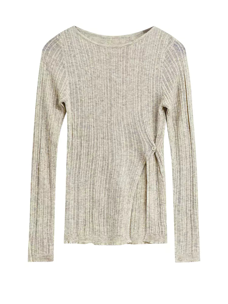 Weicher Strickpullover mit Seitenschlitz und diagonaler Knopfleiste