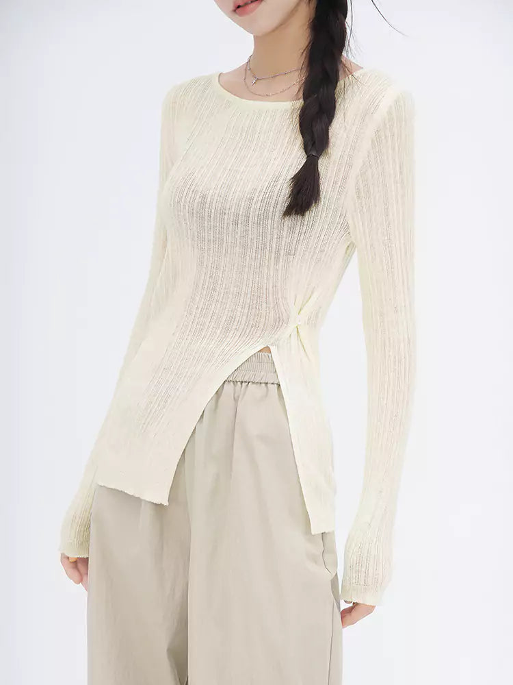 Weicher Strickpullover mit Seitenschlitz und diagonaler Knopfleiste