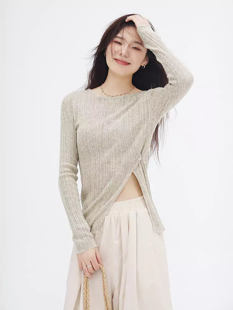 Weicher Strickpullover mit Seitenschlitz und diagonaler Knopfleiste
