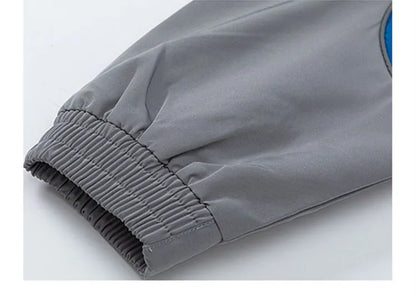 Lockere Jacke mit Sternenaufnäher und Reißverschluss