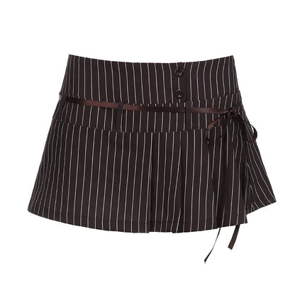 Gestreiftes Camisole mit Schleife, tiefsitzender Faltenminirock