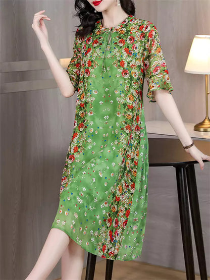 Elegante vestido verde con cuello redondo y estampado floral