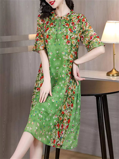Elegante vestido verde con cuello redondo y estampado floral
