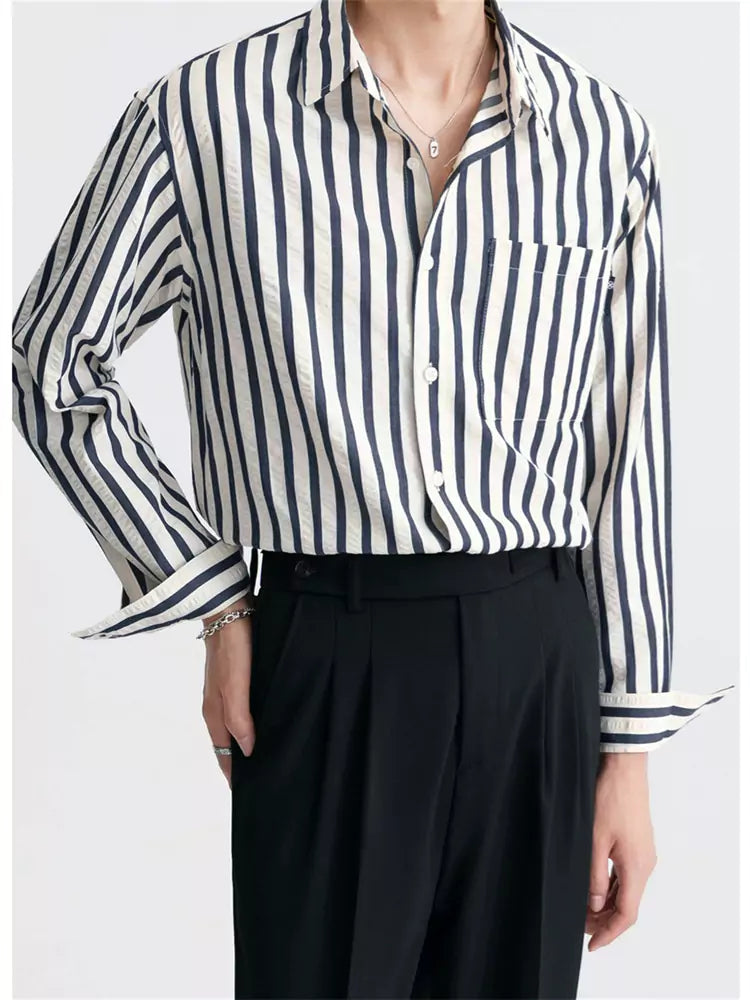 Camisa de rayas verticales de moda para hombre