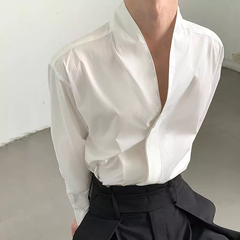 Camisa de cuello alto de diseño único y estilo minimalista