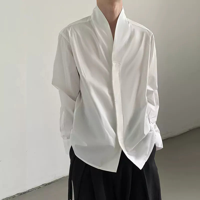 Camisa de cuello alto de diseño único y estilo minimalista