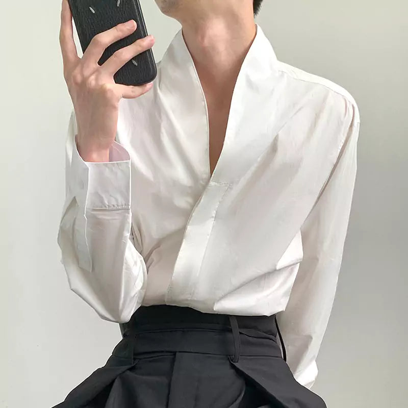 Camisa de cuello alto de diseño único y estilo minimalista