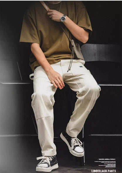 Vielseitige, cremefarbene Cargo-Jeans mit mittelhohem Bund und mehreren Taschen