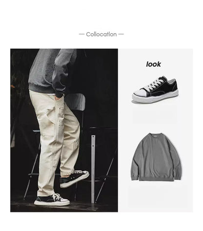 Vielseitige, cremefarbene Cargo-Jeans mit mittelhohem Bund und mehreren Taschen