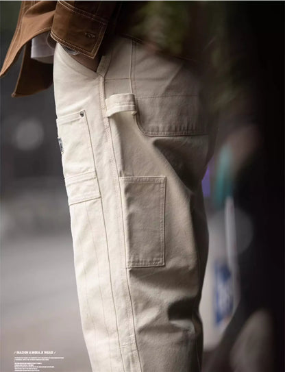 Vielseitige, cremefarbene Cargo-Jeans mit mittelhohem Bund und mehreren Taschen