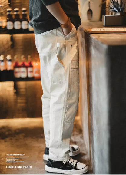 Vielseitige, cremefarbene Cargo-Jeans mit mittelhohem Bund und mehreren Taschen