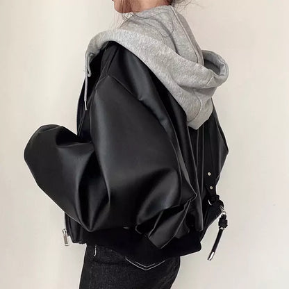 Vintage-Jacke aus Kunstleder mit Kapuze, zwei Taschen, Reißverschluss und zweiteiligem Design.