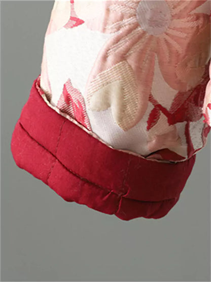 Warmer, wattierter Mantel mit geprägtem Blumenmuster und Stehkragen