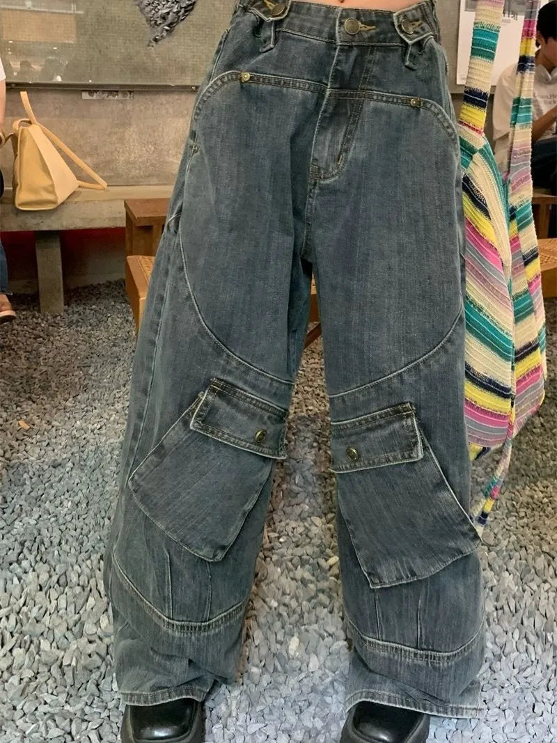 Gewaschene Cargo-Jeans mit unregelmäßigen Taschenausschnitten