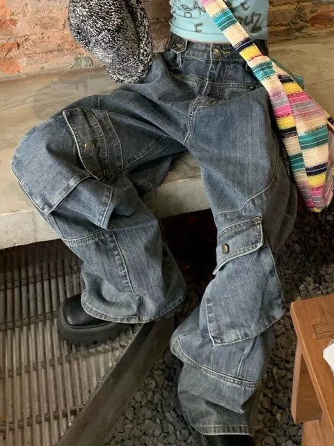 Gewaschene Cargo-Jeans mit unregelmäßigen Taschenausschnitten