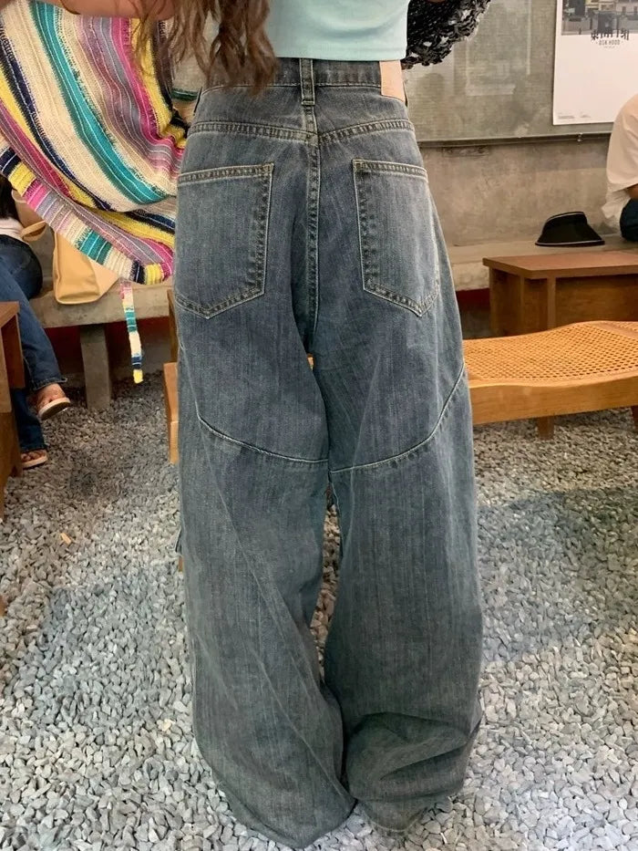 Gewaschene Cargo-Jeans mit unregelmäßigen Taschenausschnitten