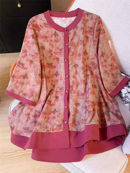 Grüne, bedruckte Damenbluse aus Baumwoll-Leinen-Mischgewebe mit 3/4-Ärmeln und lockerer, mittellanger Passform.