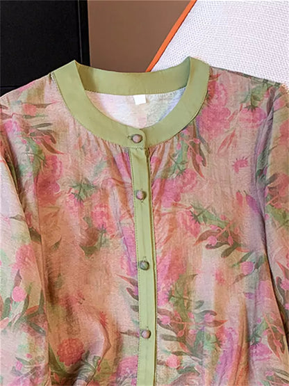 Grüne, bedruckte Damenbluse aus Baumwoll-Leinen-Mischgewebe mit 3/4-Ärmeln und lockerer, mittellanger Passform.