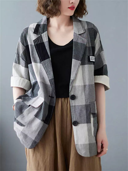 Schwarzer, lockerer Damenblazer im britischen Vintage-Stil mit Karomuster und kurzen Ärmeln