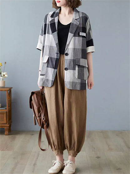 Schwarzer, lockerer Damenblazer im britischen Vintage-Stil mit Karomuster und kurzen Ärmeln