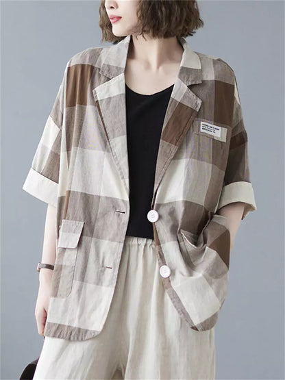 Damenblazer im Vintage-Stil mit Karomuster und kurzen Ärmeln, britischem Flair.