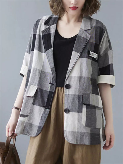Schwarzer, lockerer Damenblazer im britischen Vintage-Stil mit Karomuster und kurzen Ärmeln