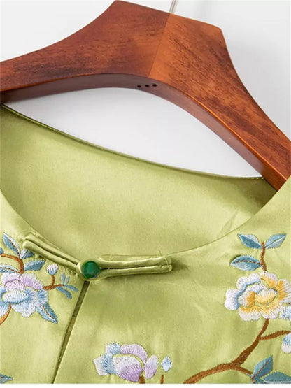 Luxuriöser Damenmantel mit Blumen- und Schmetterlingsstickerei