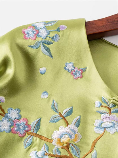 Luxuriöser Damenmantel mit Blumen- und Schmetterlingsstickerei