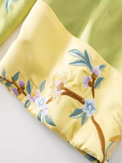 Luxuriöser Damenmantel mit Blumen- und Schmetterlingsstickerei